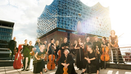 Das Ensemble Resonanz vor der Elbphilharmonie