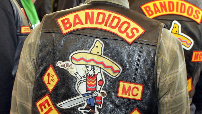 Symbolbild: Menschen mit Jeans-Weste mit der Aufschrift "Bandidos", Aufnahme von 2008.