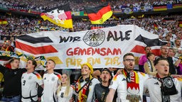 Fangesänge im Stadion - Euro2024: Deutschland-Schottland