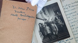 Reisetagebücher und ein historisches Foto von Hans Posse mit Hitler. Aufgenommen am 18. Juni 1938 in der Dresdner Gemäldegalerie.