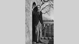  Das Beitragsbild des WDR3 Kulturfeature „Hiersein ist herrlich“ zeigt Rainer Maria Rilke an der Eingangstuere zum Chateau de Muzot im Herbst 1923.