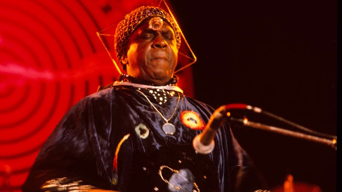 Das Foto zeigt den Musikavantgardisten Sun Ra während eines Konzerts in den 70er Jahren