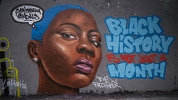 Symbolbild: Graffito im Berliner Mauerpark 2022: Eine Schwarze Frau, daneben der Schriftzug "BLACK HISTORY  is not just a MONTH".