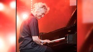 Julia Hülsmann am Piano im Scheinwerferlicht beim Elbjazz Festival 2019 in Hamburg.