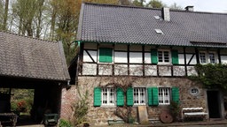 Außenansicht: Heimatmuseum in der Lambertsmühle am Wiembach.