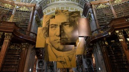 Symbolbild: Überdimensionales Porträt von Ludwig van Beethoven aus mehreren einzelnen Fotokacheln in der Ausstellung "Beethoven - Menschenwelt und Götterfunken 2019 in der Nationalbibliothek in Wien.