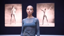 FKA twigs posiert für ein Foto bei ihrer ersten großen Ausstellung 'The Eleven' im Sotheby's in London.