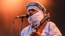 Tinariwen bei ihrem Auftritt auf dem Roskilde Festival 2023.