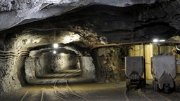 Blick in den beleuchteten Stollen mit Grubenbahn des Besucherbergwerks Ramsbeck in Bestwig.