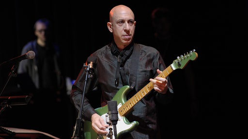 Der US-amerikanische Multiinstrumentalist u. Komponist Elliott Sharp beim JazzFest Berlin 2014.