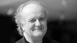 Der Komponist Wolfgang Rihm (s/w).