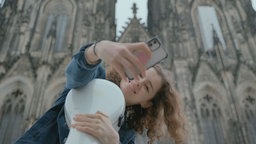 Selfie der Cellistin Anastasia Kobekina vor dem Kölner Dom.