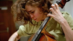 Close-Up der Cellistin Anastasia Kobekina, während sie auf ihrem Instrument spielt.