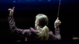  Die Dirigentin Giedre Slekyte dirigiert während einer Probe in der Oper Leipzig das Orchester (2019).