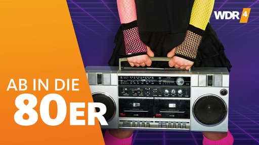 Ab in die 80er Teaserbild Visual Radio/TV layout: die mit bunten Netzhandschuhen bestückten Hände einer Person im Kleid tragen einen großen Doppelkassetten-Player