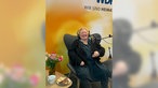 WDR 4 Einmal im Leben – Vorlesestunde mit Simon Jäger, Gewinnerin Kirsten Polcher sitzt im Ohrensessel im WDR 4-Studio und lacht