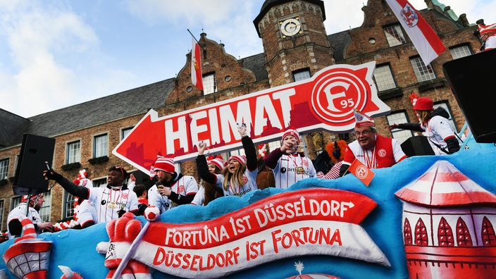 Motivwagen von Fortuna Düsseldorf beim Rosenmontagszug 2018