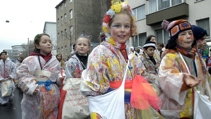 Verkleidete Kinder bei einem Karnevalsumzug 