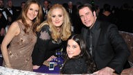 Kelly Preston, Adele, Ella Bleu Travolta und John Travolta beim "Governor's Ball" nach der Oscarverleihung.