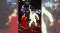 John Travolta in einer Tanzszene des Films "Saturday Night Fever".