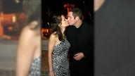 John Travolta und seine Frau Kelly Preston küssen sich bei seinem 50. Geburtstag.