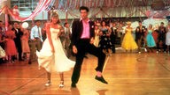 John Travolta in einer Tanzszene des Films "Grease" zusammen mit Olivia Newton-John.