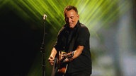 30.09.2017, Kanada, Toronto: US-Sänger Bruce Springsteen singt während der Abschlussveranstaltung der Invictus Games