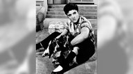 Elvis streichelt einen Hund (1957)