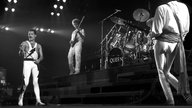 Freddie Mercury, John Deacon und Brian May von Queen bei einem Konzert der Works-Tour in der Wembley Arena.