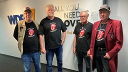 Mitglieder des Rolling-Stones-Fanclubs Aachen vor dem WDR 4-Logo