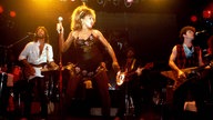 Tina Turner steht bei einem Konzert im Jahr 1984 am Mikrofon