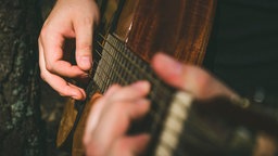 Gitarre wird gespielt