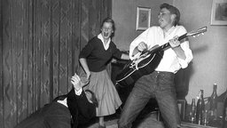 Peter Kraus (r) zeigt 1956 mit Freunden eine rasante Rock'n Roll Darbietung in München.