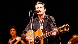 Lonnie Donegan, der King of Skiffle, bei einem Liveauftritt in den 80er Jahren