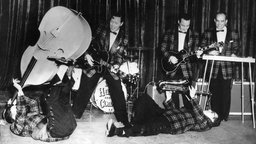  Rock'n'Roll-Pionier BILL HALEY und seine Comets auf der Bühne bei der Probe für ein Konzert in London.