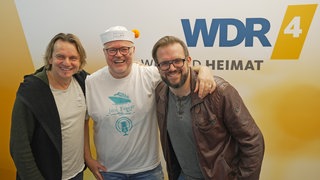 Jens Streifling (l.) und Freddi Lubitz-Ragland (r.) mit Jeck-Duell-Moderator Reinhard Kröhnert