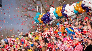 Rosenmontagszug und Konfetti