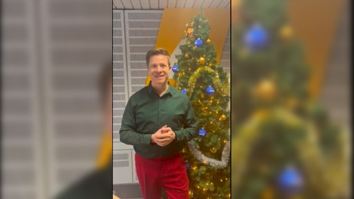 Bastian Bender im weihnachtlichen WDR 4 Studio