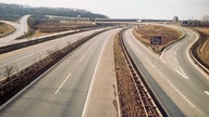 Eine autofreie Autobahn an einem autofreien Sonntag