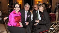 Christian und Marina Wolff, Hannes Rieckhoff und Thekla Carola Wied sitzen bei einem Glas Weisswein zusammen