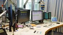 Moderatoren-Mikrofon und -Kopfhörer im Studio