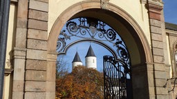 Kloster Steinfeld, Eingangstor mit Blick auf die hohenTürme der Basilika