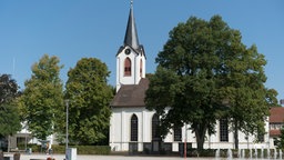 Leopoldshöhe: Blick über den Marktplatz auf die Evangelisch-reformierte Kirche Leopoldshöhe.