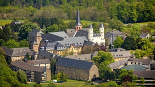 Luftaufnahme der Klosteranlage mit Basilika