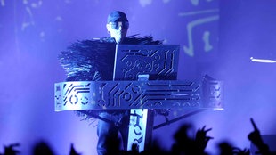 Chris Lowe steht bei einem Auftritt der Pet Shop Boys am Keyboard (2018)