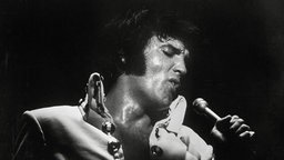 Elvis Presley singt 1970 in ein Mikrofon. 