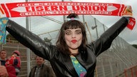 Pop-Sängerin Nina Hagen präsentiert einen Fan-Schal des damaligen Fußball-Regionalligaklubs 1. FC Union Berlin (1998)