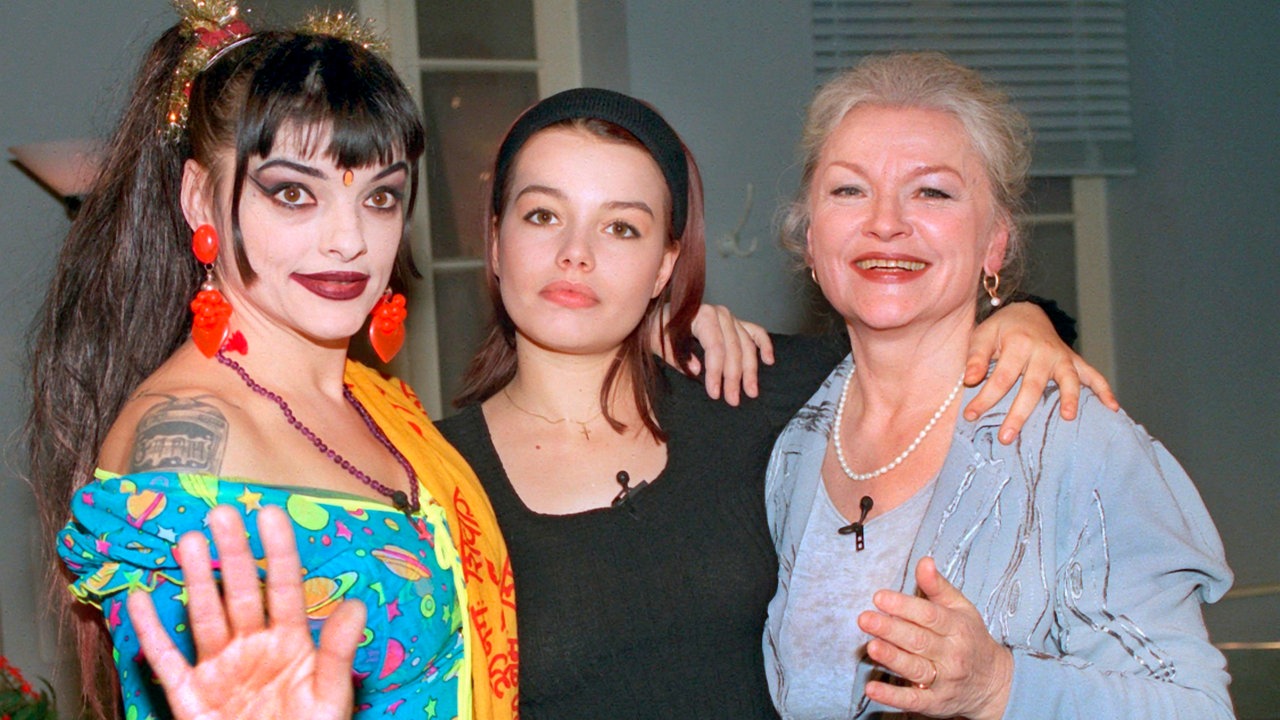 Schauspielerin und Sängerin Eva-Maria Hagen (r.) mit ihrer Tochter, der Popikone Nina Hagen (l.), und ihrer Enkelin, der Schauspielerin Cosma Shiva Hagen. (1998)