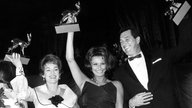 Ruth Leuwerik, Sophia Loren und Rock Hudson halten bei der Bambi-Verleihung 1962 ihre Bambi-Statuen in die Höhe.