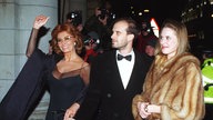 Sophia Loren mit ihrem Sohn Eduardo Ponti und seiner Freundin auf der Premiere für den Film "Liv" (17.11.1999).